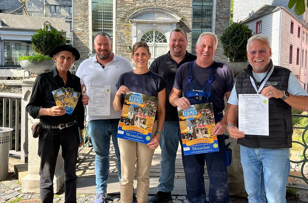Bürgerschützen, Monschauer Event uG, Bürgermeisterin Dr. Carmen Krämer und der »ehrliche Charlatan« Gilbert freuen sich auf Schützenfest samt historischer Kirmes in der Monschauer Altstadt.