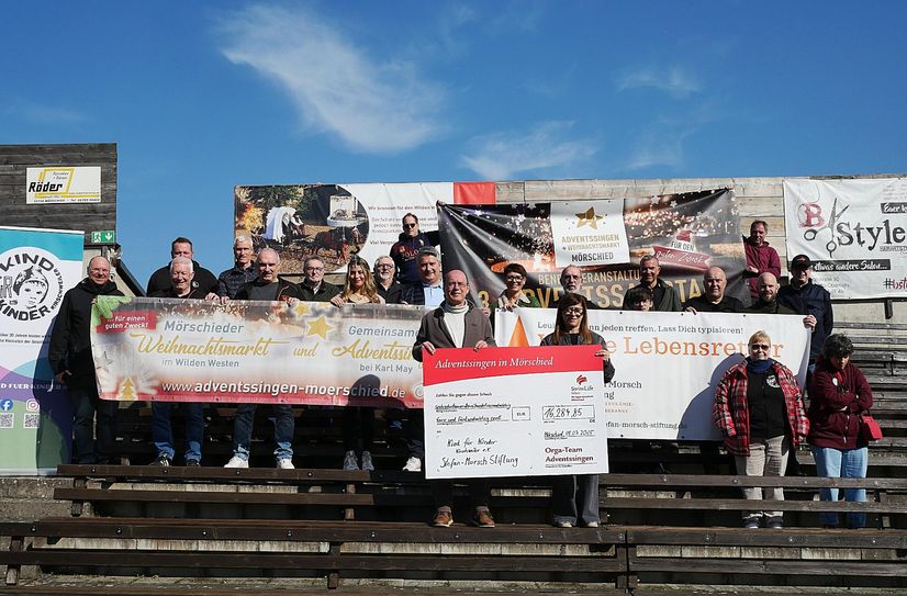 Strahlende Gesichter an einem sonnigen Vorfrühlingstag: Am Samstag erfolgte auf der Freilichtbühne Mörschied die Spendenübergabe des neunten Adventssingens. Bei dessen neunter Ausgabe ist die Rekordsumme von 16500 Euro zusammengekommen, die sich die Stefan-Morsch-Stiftung aus Birkenfeld und der Verein Kind für Kinder aus Kirschweiler teilen.