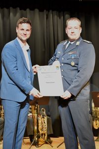 Michael Fingel (li.) und Jochen Schnabel unterzeichneten die Partnerschaftsurkunde.