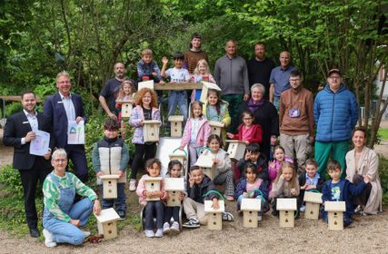Auch dieses Jahr durfen sich die Vorschulkinder im Landkreis über einen Nistkasten freuen. Das Foto zeit die Kinder der Boppareder Kita St. Klara.