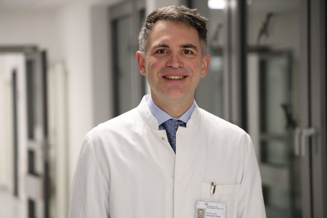 Der neue Chefarzt der Abteilung für Neurochirurgie im Brüderkrankenhaus Trier, Professor Dr. med. Alexander Grote.