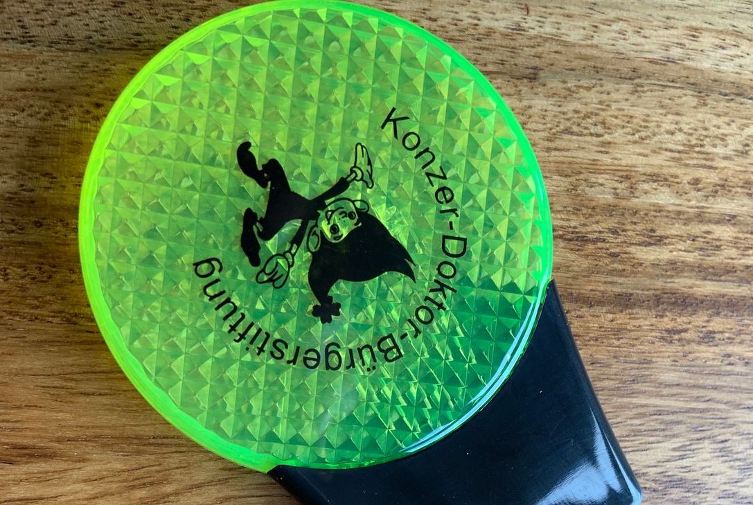 Die Konzer-Doktor-Bürgerstiftung verteilt im November und Dezember über 1.650 LED-Reflektoren an alle Kinder und Lehrkräfte der Grundschulen sowie der Don Bosco-Schule in der Verbandsgemeinde Konz.