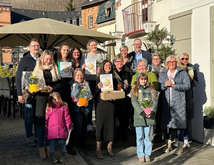 Der Vorstand des Gewerbeverbandes überreichte Saarburgtaler im Wert von insgesamt 2500 Euro an die glücklichen Gewinner.