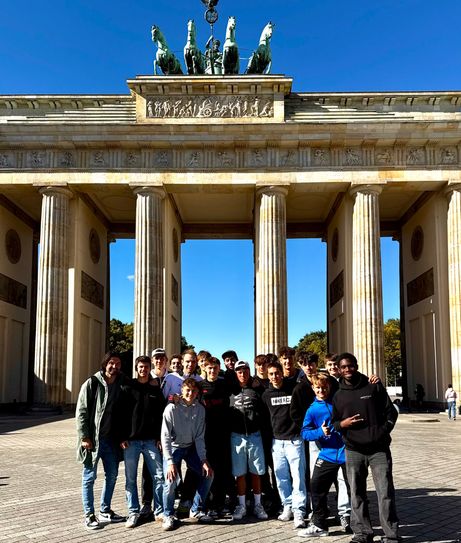 Über einen Abstecher an das Brandenburger Tor freuen sich die »Beburjer Junken«.
