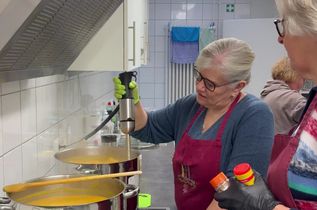 In der Küche des Olewiger Pfarrsaals wird die Suppe für die monatliche Essensrunde zubereitet.