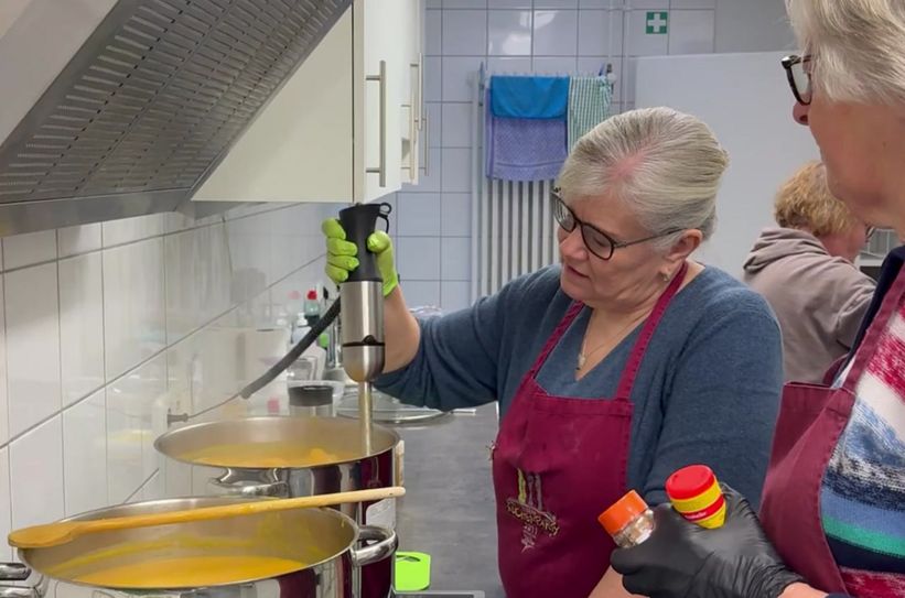 In der Küche des Olewiger Pfarrsaals wird die Suppe für die monatliche Essensrunde zubereitet.