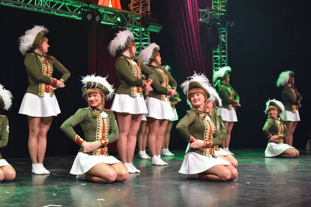 Das Programm der Gala beinhaltete eine Vielzahl an Tanzdarbietungen, die von verschiedenen Karnevalsvereinen präsentiert wurden.