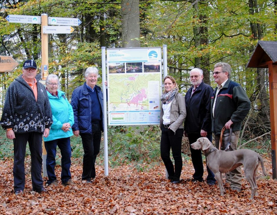 Von links: Die Wegepaten Franz-Josef und Marlies Pung, Mayens Bürgermeister Rolf Schumacher, Alexandra Burkart, Tourist-Information Mayen, Kürrenbergs Ortsvorsteher Siegmar Stenner und Förster Peter Göke