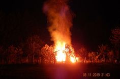 Die Holzhütte brannte lichterloh. Foto: Polizei