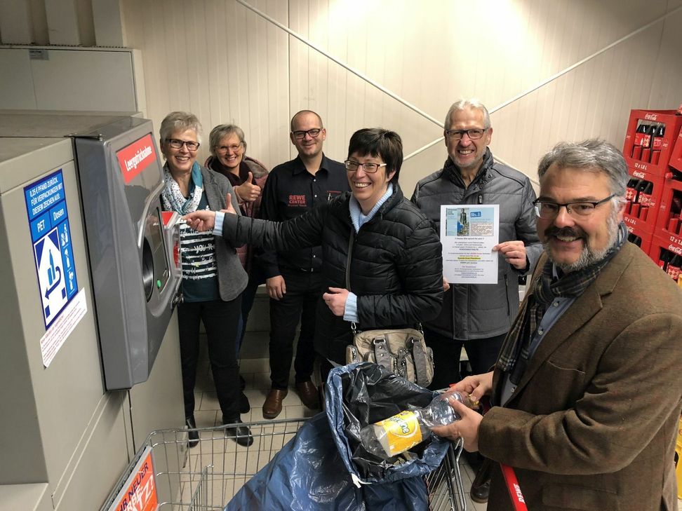 Maria Kirfel (Mitte) war die erste Kundin, die ihren Pfandbon spendete. mn-Foto