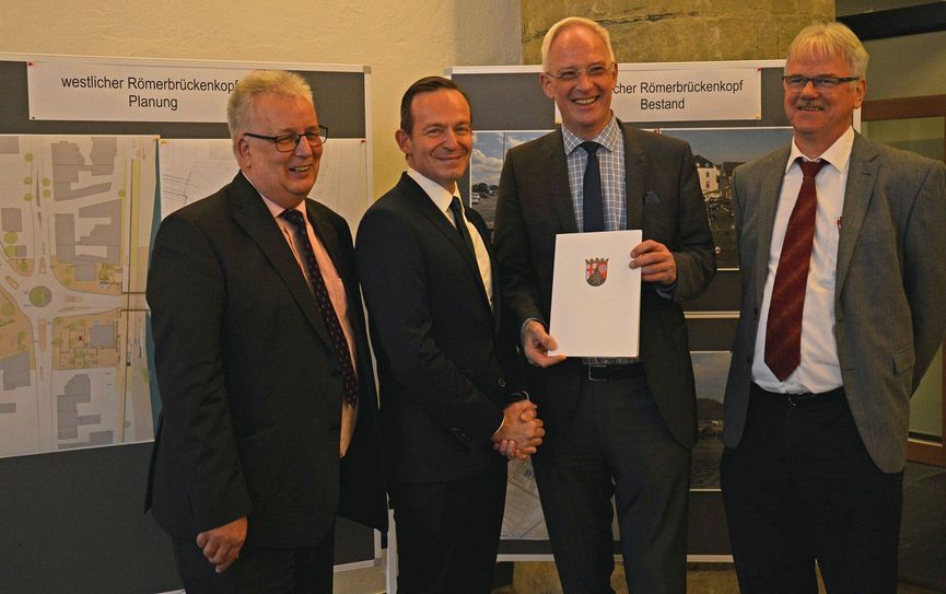 OB Wolfram Leibe (2. v. r.) und Baudezernent Andreas Ludwig (l.) freuen sich über den Förderbescheid für den Knotenpunkt Römerbrücke West, den Verkehrsminister Volker Wissing (2. v. l.) und Hans-Michael Bartnick (r.), stellvertretender Leiter des Landesbetriebs Mobilität Trier, ins Rathaus mitgebracht haben. Foto: Presseamt Trier