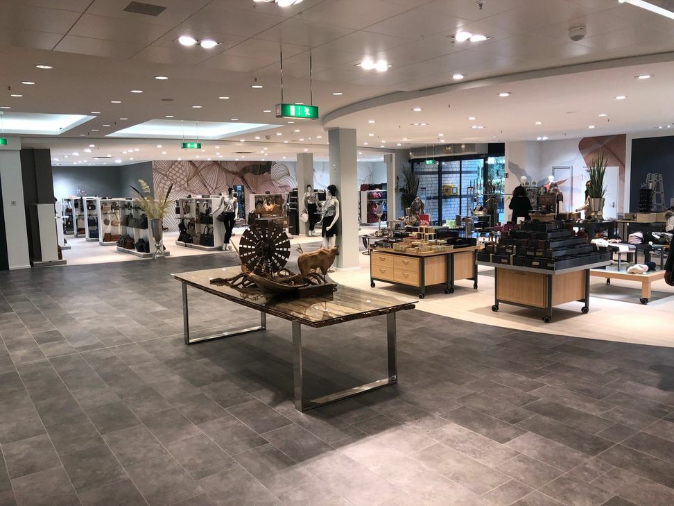 Offen, modern und einladend ist die neue Victor-Passage. Der Eingangsbereich wurde zum Verkaufsraum und bietet 350 weitere Quadratmeter für Modeschmuck und Accessoires. Am Donnerstag ist Neueröffnung. Foto: T. Förster