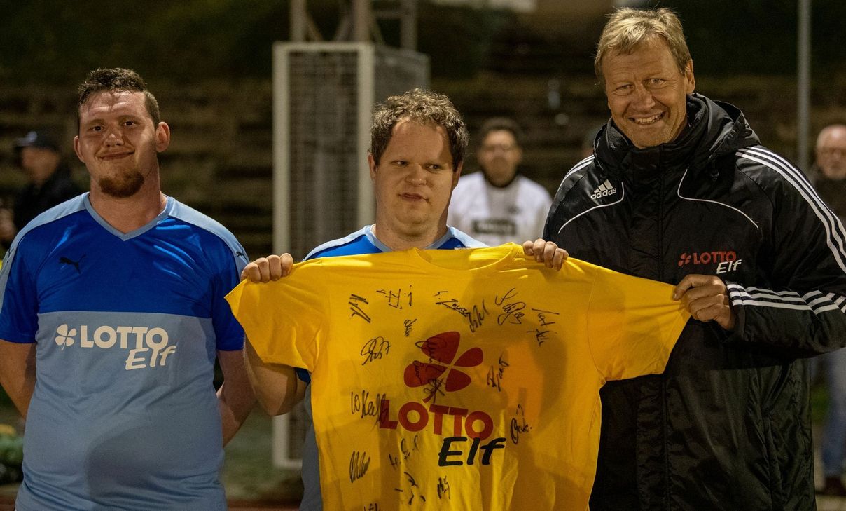 Jannik Theis (links) und Steffen Räuber aus Kloster Ebernach mit Fußball-Weltmeister Guido Buchwald nach ihrem Einsatz in der "Lotto-Elf" im Rahmen eines Benefizspiels in Boppard.