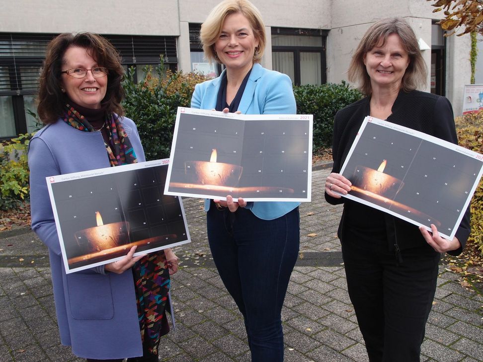 V.l.: Anna Werle (ehrenamtliche Caritas-Vorstandsvorsitzende), Julia Klöckner (ehrenamtliche Kuratoriumsvorsitzende der Caritas-Stiftung „Mittelpunkt Mensch“) und Victoria Müller-Ensel (Caritasdirektorin).