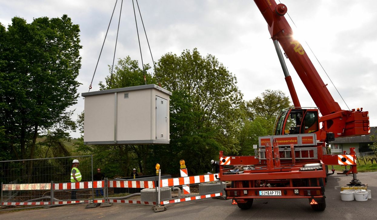 Die neue Erdgas-Ortsnetzstation schwebt auf ihren Platz. Sie ist vier Meter lang, eineinhalb Meter breit, zweieinhalb Meter hoch und wiegt rund elf Tonnen.