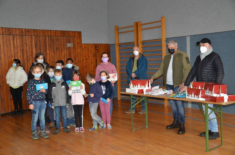 Alle 74 Kinder und Jugendlichen der Förderschule Nordeifel wurden mit 50 Euro-Gutscheinen bedacht - gestiftet von der Bauunternehmung Förster, Bedachungen Krüger und Gebr. Pauls. Foto: T. Förster