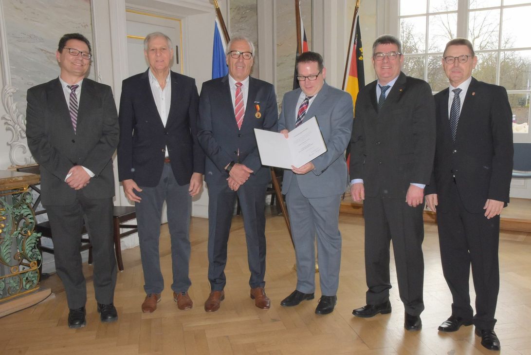 Werner Kiefer (3.v.l.), ausgezeichnet mit der von ADD-Präsident Thomas Linnertz (4.v.l.) überreichten Verdienstmedaille des Landes Rheinland-Pfalz, mit Stephan Müller, Beigeordneter der VG Thalfang, Hans-Dieter Dellwo früherer Bürgermeister der VG, Burkhard Graul, Ortsbürgermeister von Thalfang, und dem Kreisbeigeordneten Robert Wies (v.l.). Foto: Schmieder