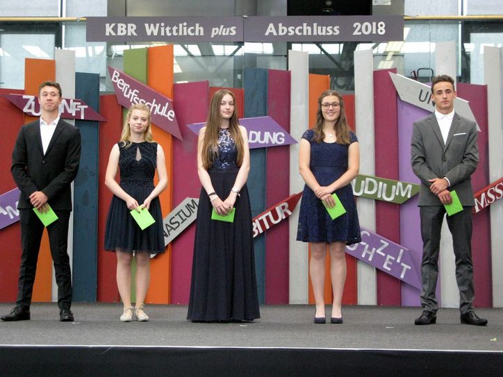 vlnr.: Felix Moll, Lucie Weil, Laura Leonhard, Alina Herres und Julius Benz freuen sich über das jeweils beste Zeugnis ihrer Klassen.