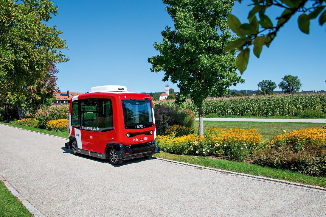 So wie dieser Kleinbus im oberbayrischen Bad Birnbach soll ein vergleichbares Pendant Passagiere bei Irsch autonom befördern. Foto: ioki GmbH