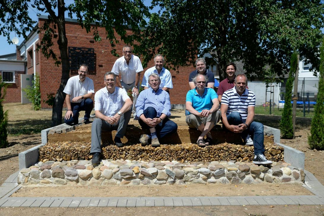 Bürgermeister Ulf Hürtgen (vorne li.) ist stolz auf »seine« Rövenicher, die eine Nachbildung einer Römerstraße fertiggestellt haben. Foto: Petra Grebe