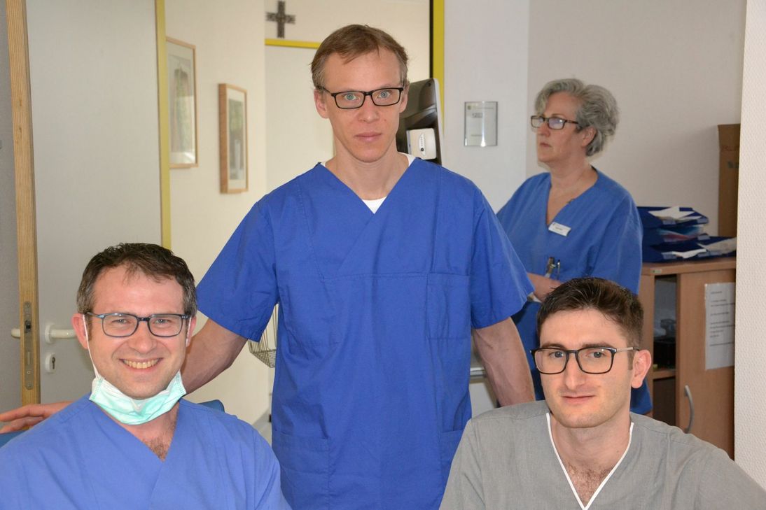 Gelebte Zusammenarbeit zum Wohle unserer gemeinsamen Patienten: Leszek Augustyn (Klinikum Mutterhaus), Niko Hettinger (Brüderkrankenhaus), Philipp Schmitz (Brüderkrankenhaus) alle Ärzte für Anästhesie sowie Sigrid Wille (Klinikum Mutterhaus), Fachkrankenschwester Anästhesie. Foto: Bettina Leuchtenberg