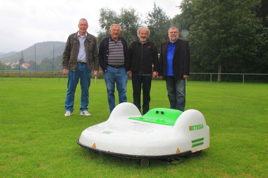 Der Roboter-Rasenmäher sorgt in Hochstetten-Dhaun für Begeisterung. Foto: Schmitt