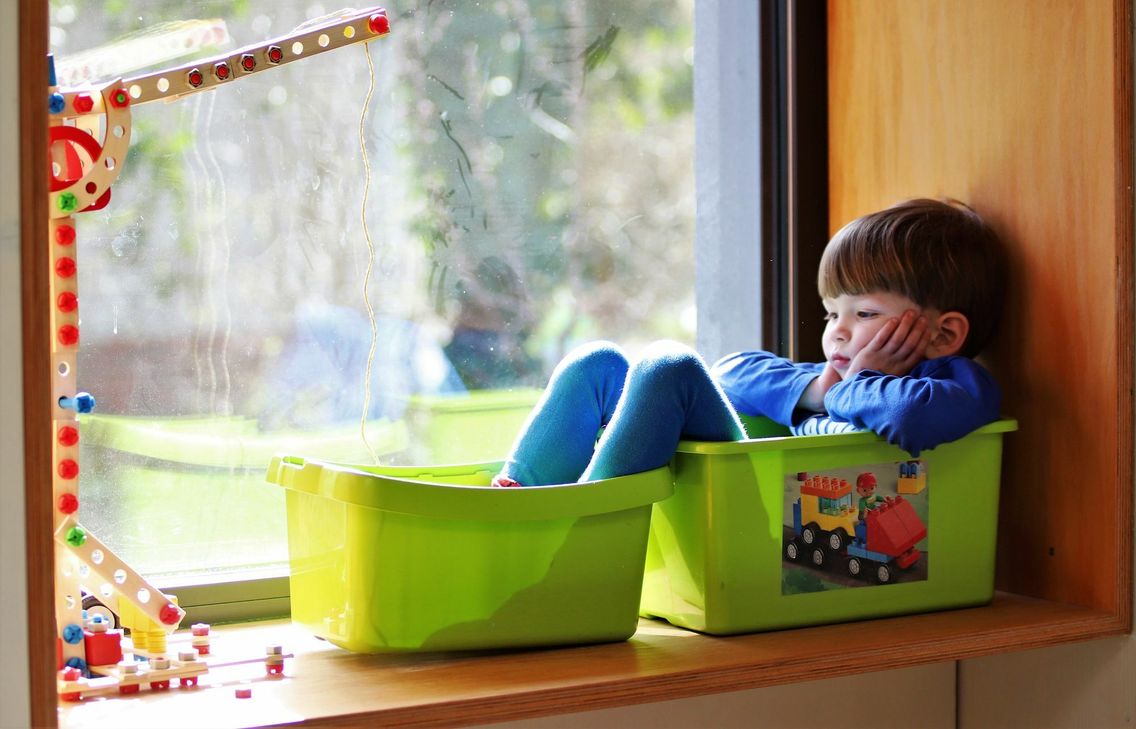 Langeweile und langanhaltendes "Aufeinanderhocken" in den eigenen vier Wänden führt oft zu Frust und entlädt sich häufig in Konflikten. Foto: Anke Thomass/stock.adobe.com