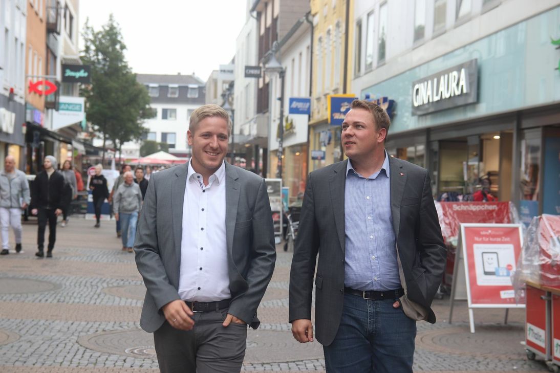 Tauschten sich zu verkaufsoffenen Sonntagen aus: Markus Ramers (l.) und Verdi-Chef Daniel Kolle bei einem Besuch in der Euskirchener Innenstadt. Foto: Nolden