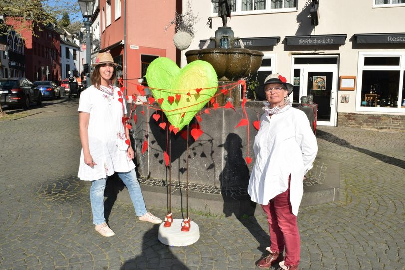 Ela Rübenach (li.) und Juliane Bungart (re.) haben heute Morgen in Bad Münstereifel die Aktion "BAMherigkeit verbindet" gestartet. Hunderte Herzen zieren jetzt die Innenstadt. Foto: Scholl