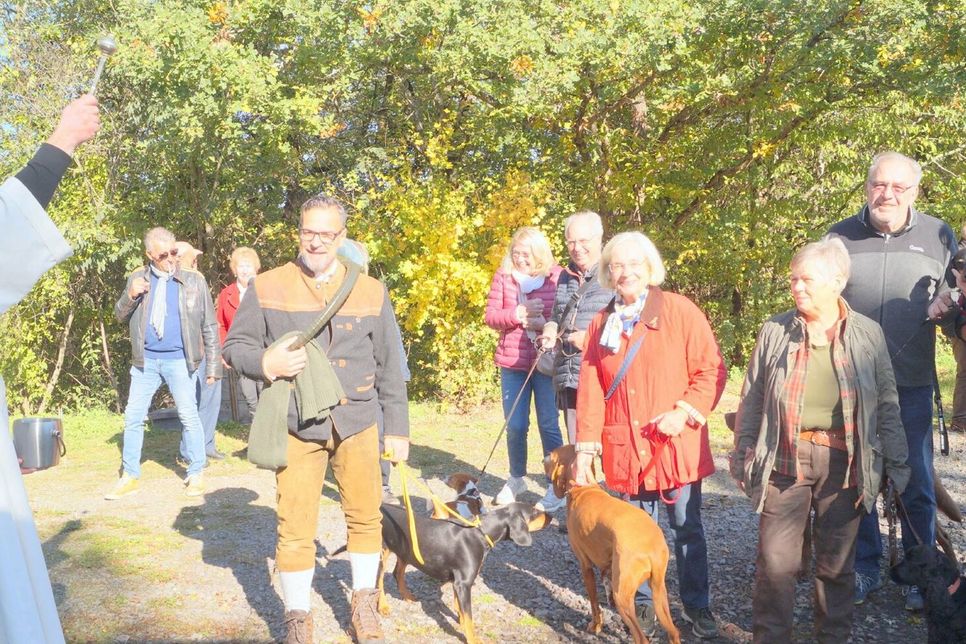 Gemeindereferent Bernd Gilles segnete am Ende des Gottesdienstes die Hunde samt Besitzer mit Weihwasser.