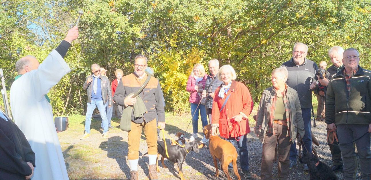 Gemeindereferent Bernd Gilles segnete am Ende des Gottesdienstes die Hunde samt Besitzer mit Weihwasser.