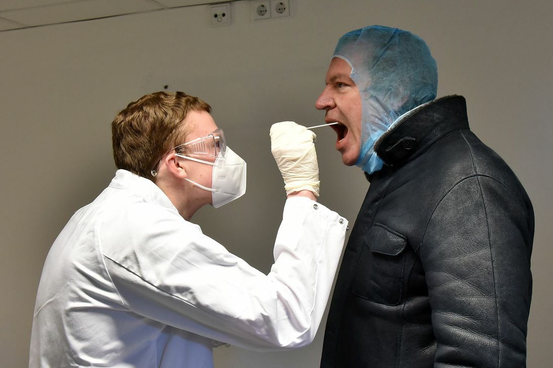 Zum 13. Juni schließt das Kommunale Abstrichzentrum (KAZ) von Stadt und StädteRegion im Aachener Tivoli seine Pforten. Ein mobiles Abstrich-Team arbeitet weiter. Hausärzte und Krankenhäuser übernehmen die Abstriche bei ihren Patienten.