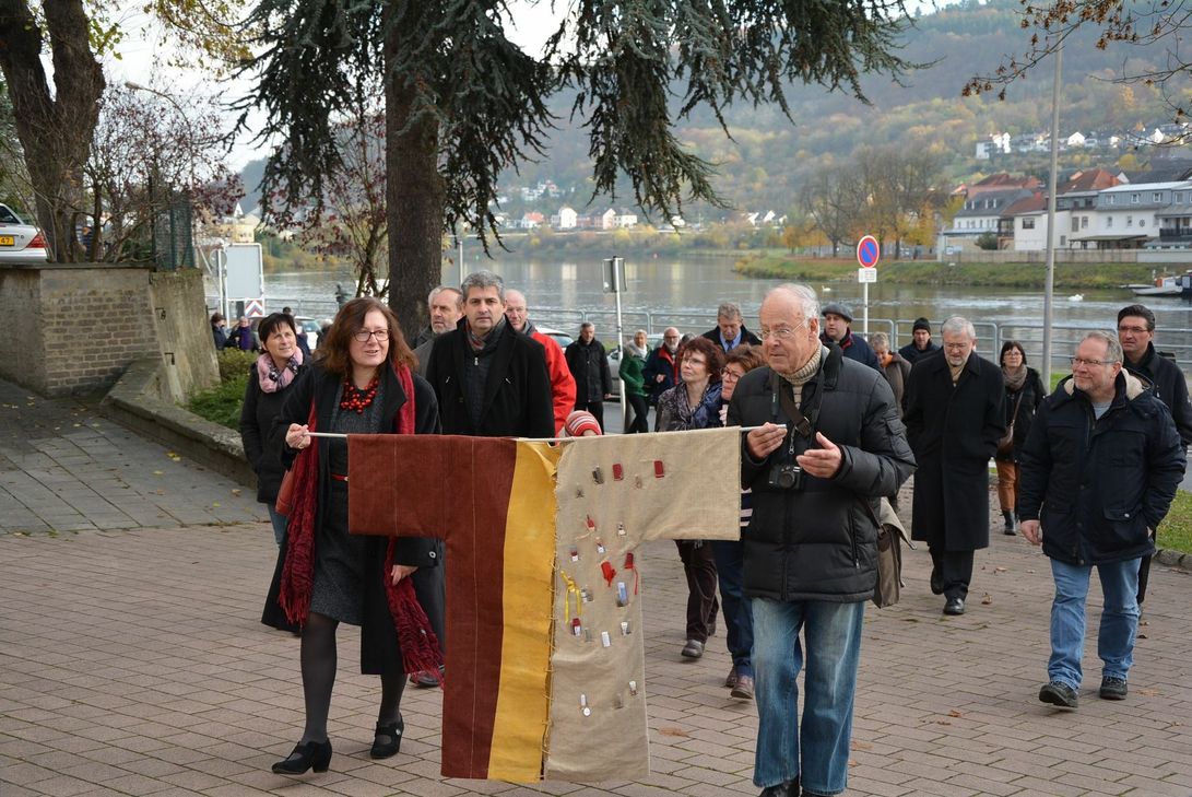 Mireille Sigal (links) und Hans-Georg Reuter tragen den Martinusmantel durch Wasserbillig. Foto: FF