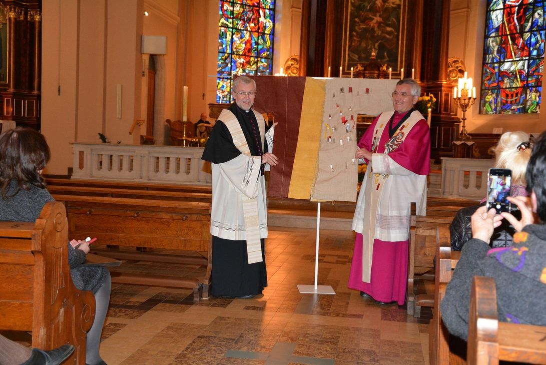 Prälat Franz Josef Gebert (rechts) gibt den Martinusmantel vom Bistum Trier an das Erzbistum Luxemburg weiter, vertreten durch Dompropst Georges Hellinghausen. Foto: FF