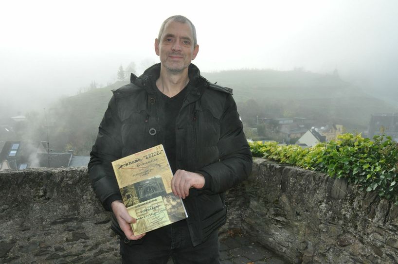Guido Pringnitz mit der überarbeiteten zweiten Auflage der Dokumentation "Deckname ,Zeisig'".
