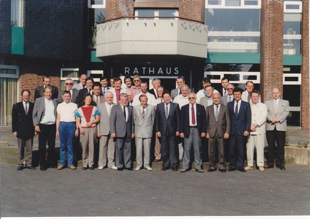 Der Simmerather Gemeinderat mit dem neuen Kesternicher Ortsvorsteher Ulrich Offermann (2.v.r.) im Mai 1989. Neben ihm Gemeindedirektor Arnold Steins, in der Mitte Bürgermeister Heinrich Karbig.