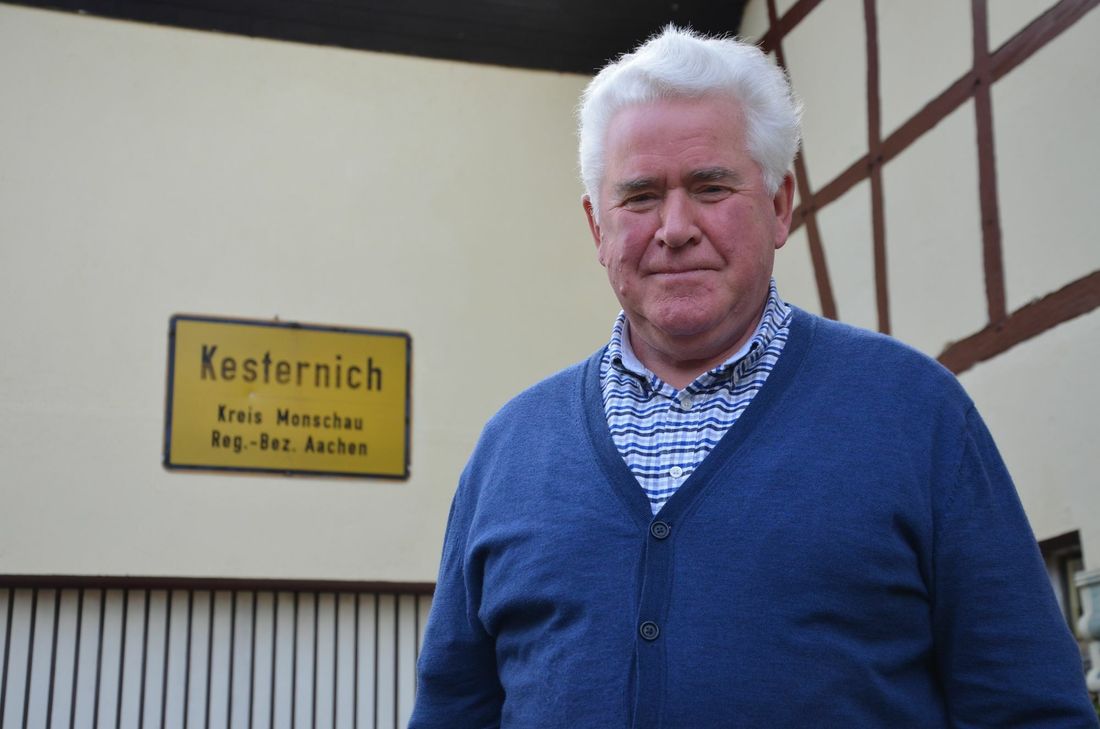 Ein Ortsschild an der Hauswand, das Dorf im Herzen: Ulrich Offermann scheidet nach 27 Jahren als Ortsvorsteher von Kesternich aus. Sein Dank gilt auch seinem langjährigen Chef, Rudi Henn, dass er Beruf und Berufung stets in Einklang bringen konnte.