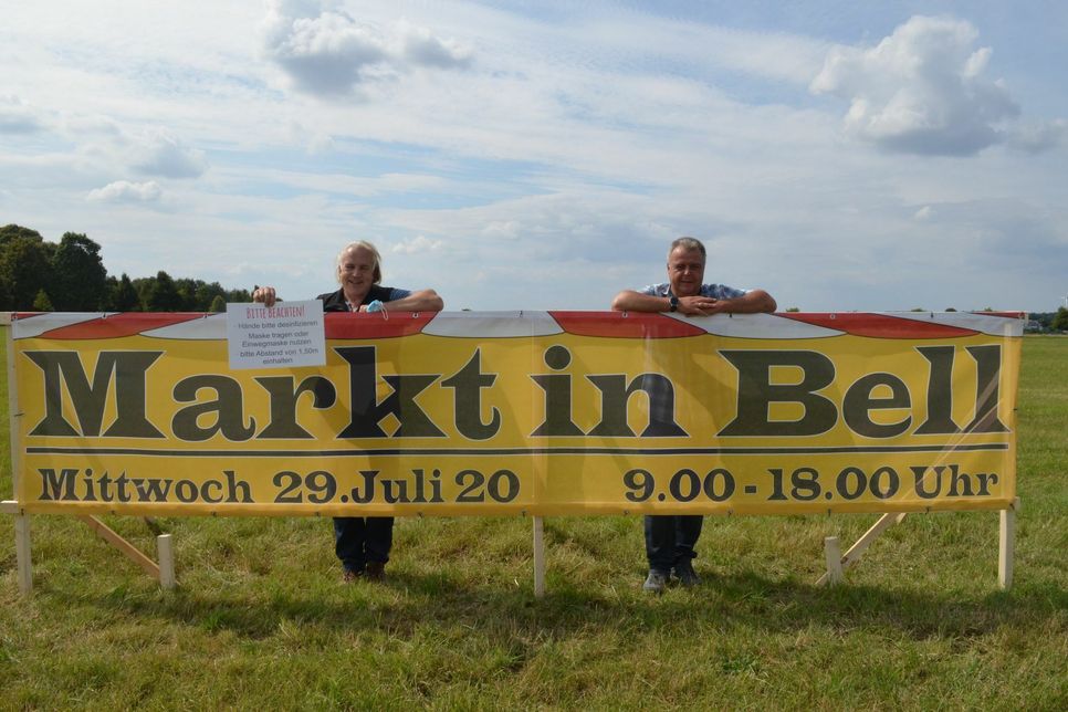 Die Marktkaufleute Rolf Cramer (links) und Arno Schmitt freuen sich auf den „Markt in Bell“ in der nächsten Woche. (Fotos: Andreas Bender)
