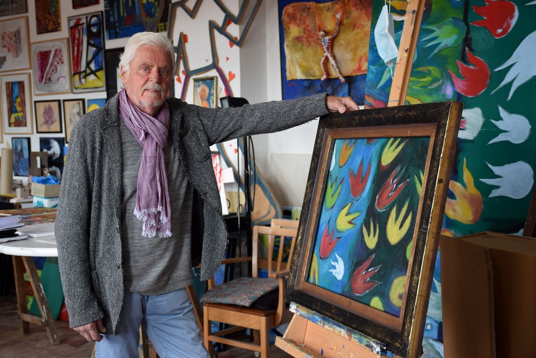 Franz Kruse, hier in seinem Mechernicher Atelier, plant ein „Remake“ einer Ausstellung von vor 25 Jahren gegen Fremdenfeindlichkeit. Gesucht werden Künstler von damals und heute. Foto: Kirsten Röder/Archiv/pp/Agentur ProfiPress