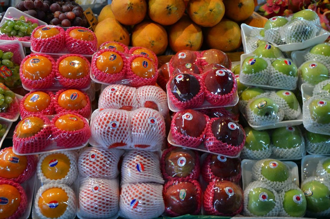 Unnötig in Plastik verpacktes Obst - leider noch alltäglich.                                                                      Foto: pixnio