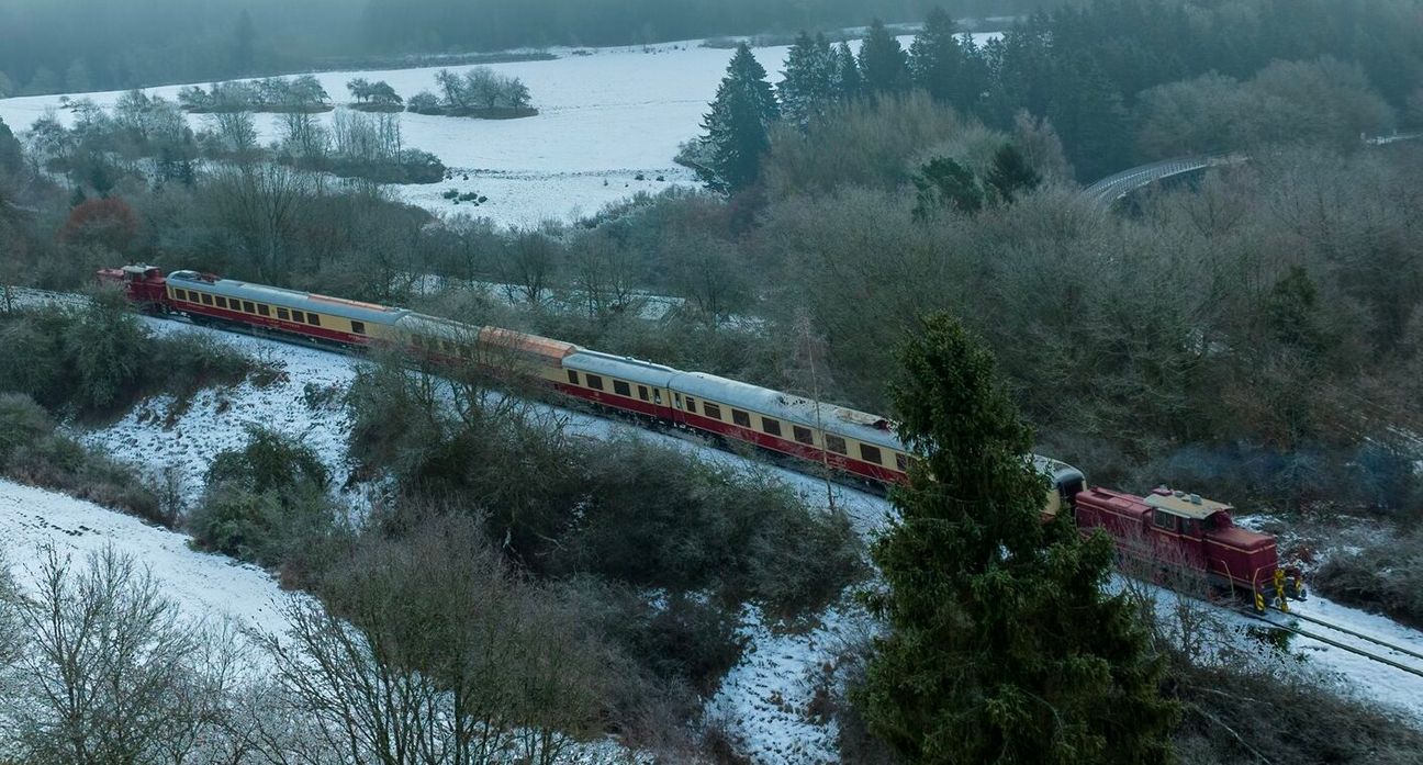 Am vergangenen Samstag rollten die ersten drei Rheingold-Waggons, angetrieben von zwei Loks, über die Eifelquerbahn.