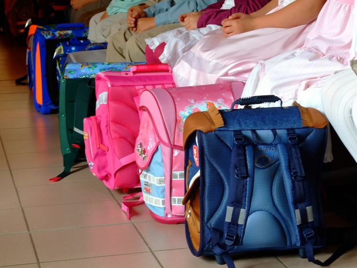 Wohin geht die Fahrt? Grundschulkinder von 14 Schulen im ehemaligen Regierungsbezirk Trier werden sich  darauf vorbereiten müssen, womöglich künftig eine andere Grundschule zu besuchen.  Foto: rebel/ pixelio