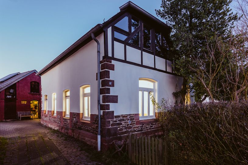 Mehr als 100 Jahre wurde in der Bahnmeisterei gearbeitet und gelebt. Daniel Hermann hat dort einen temporären Ort für Kunst geschaffen.  Fotos (2): privat