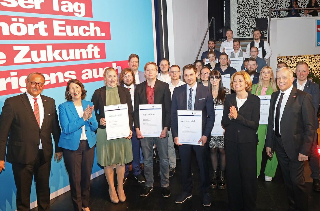 Die 21 Besten ihres Gewerkes erhielten aus Händen von Ministerpräsidentin Malu Dreyer (vordere Reihe 2.v.r.), Wirtschaftsministerin Daniela Schmitt (2.v.l.), HwK-Präsident Kurt Krautscheid (rechts) und HwK-Hauptgeschäftsführer Ralf Hellrich (links) auf der Bühne ihre Großen Meisterbriefe.