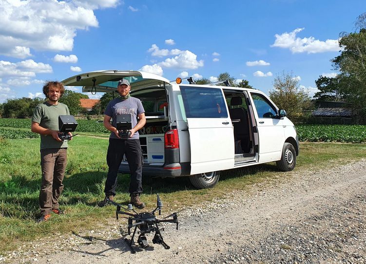 Sind gerade im Stadtgebiet von Mechernich im Einsatz: Die beiden Kreismitarbeiter André Geißler (links) und Andreas Axmacher. Foto: Kreisverwaltung
