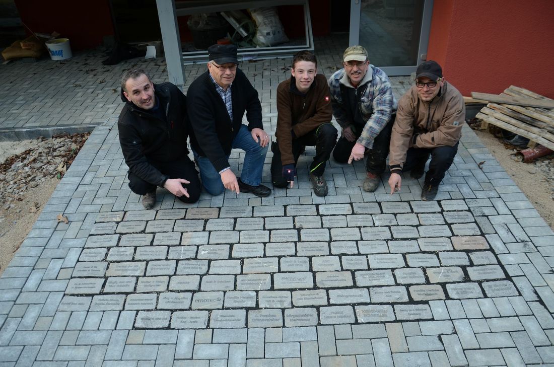Die Macher des »Dorfgemeinschaftshaus« in Erkensruhr um Bauleiter Andreas Esch (r.) hoffen, dass noch einige Sponsoren dazu kommen, die Pflastersteine erwerben und damit das Projekt finanziell unterstützen wollen.