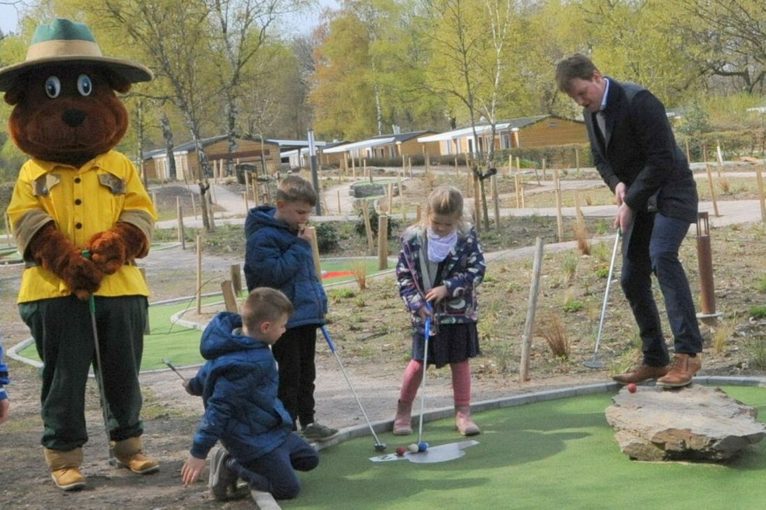 Paula, Anton und Vincent kommen auf Anhieb gut zurecht auf der Adventure-Golf-Anlage. Rechts im Bild: Christian Jegensdorf, General Manager von Landal Sonnenberg in Leiwen, und links Bollo, der Bär. Foto: Schmieder