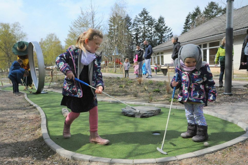 Marie passt gut auf, wie die Größere das macht auf der Adventure-Golf-Anlage von Landal Sonnenberg in Leiwen. Foto: Schmieder