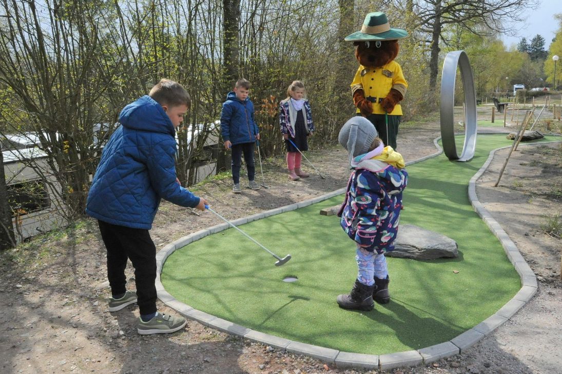 Anton und Vincent haben genauso großen Spaß auf der neuen Adventure-Golf-Anlage, wie Paula und Marie – und wie Bollo, der Bär, den die Kinder in ihre Herzen geschlossen haben. Foto: Schmieder