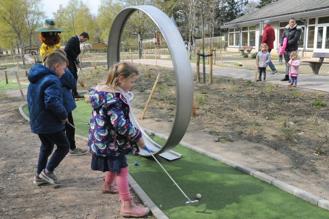 Anton, Vincent und Paula und Marie probieren sie aus, die neue Adventure-Golf-Anlage von Landal Sonnenberg in Leiwen. Foto: Schmieder